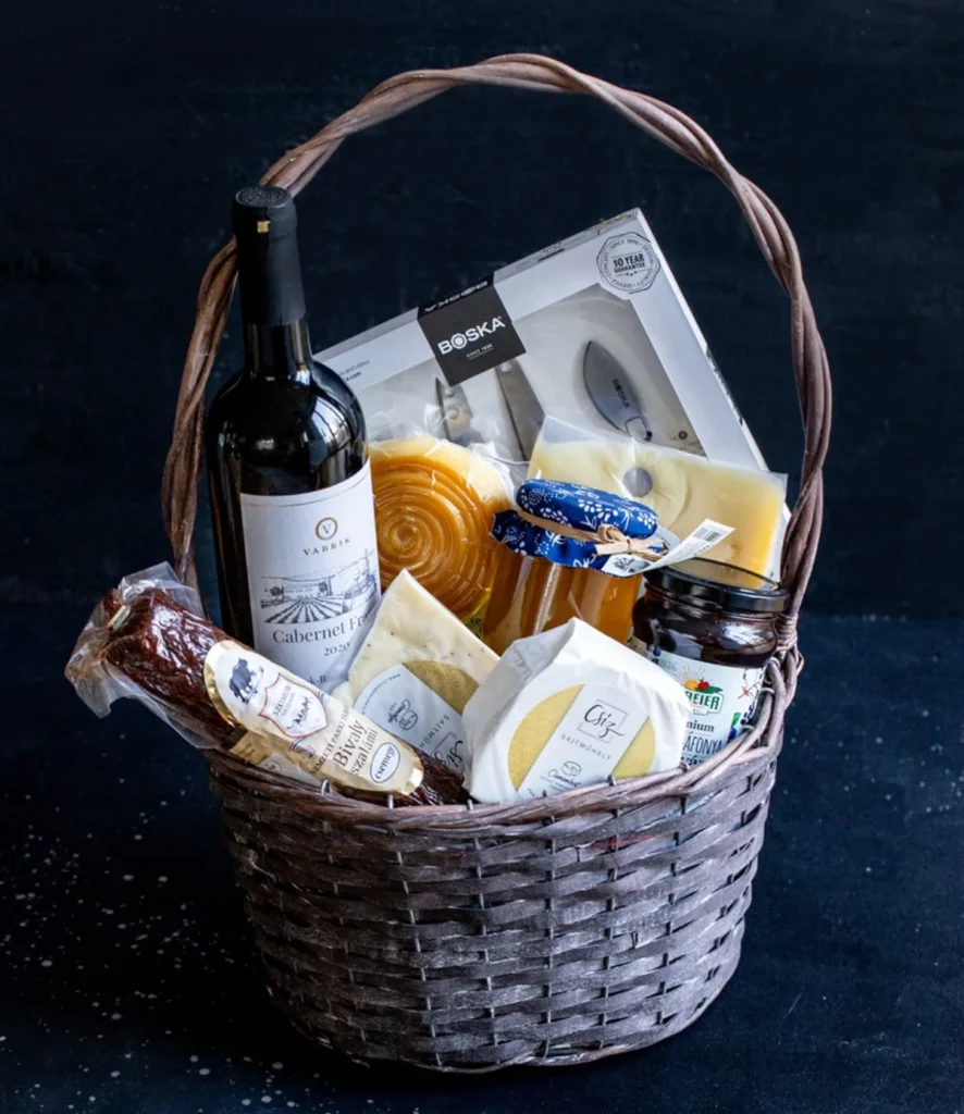 Sajt ajándékkosár különleges prémium minőségű sajtokkal és egyéb finomságokkal